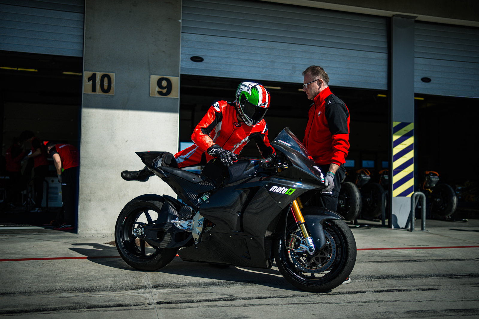 Ducati V21L in pit lane